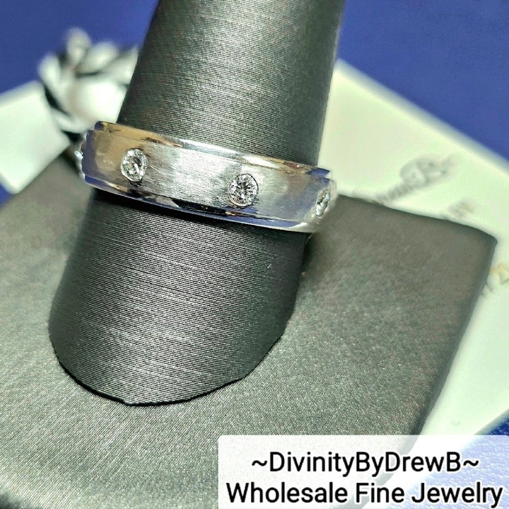 $1395 Stunning New SI - G Men’s .50ctw Diamond comfort fit 14k White Gold Band